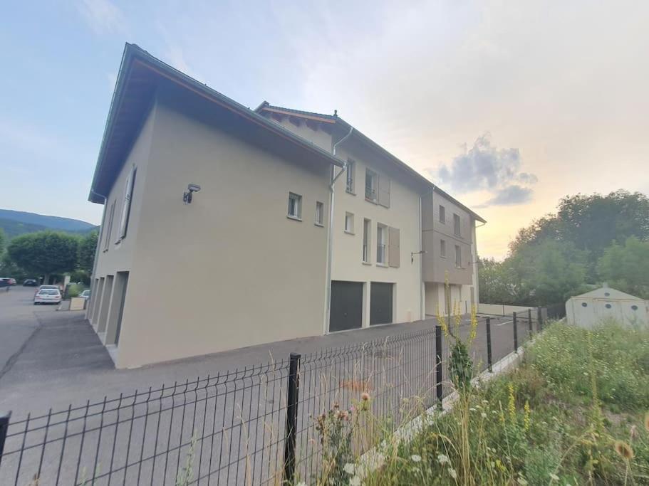 Vue Montagne: Appartement Neuf avec Parking Privé Chorges Exterior photo